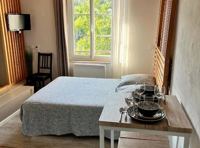 Les Glycines, Au Calme Dans Bâtisse De Maître Proche Du Centre Parking Gratuit Appartement