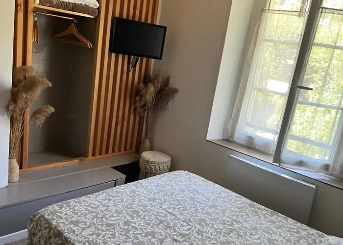 Les Glycines, Au Calme Dans Bâtisse De Maître Proche Du Centre Parking Gratuit *